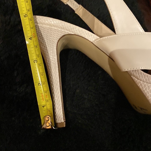 NWOT platform light beige Nine West heels, size 9 never worn - Picture 3 of 5